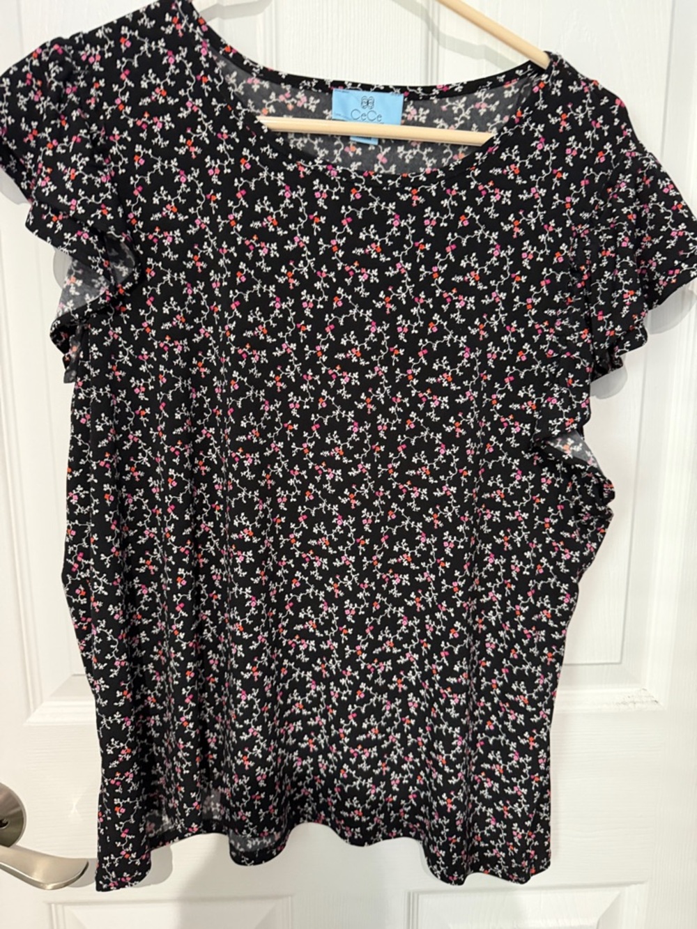CeCe Black Floral Ruffle Sleeve Blouse. Size XL.